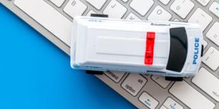 Voiture de police miniature sur un clavier d'ordinateur