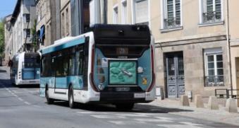 un bus roulant dans une ville