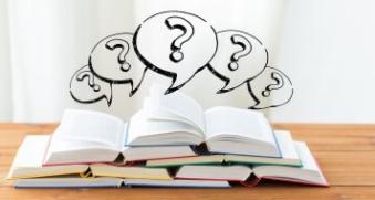 Vue de livres posés sur une table