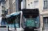 un bus roulant dans une ville