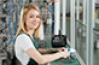 Jeune fille à son premier travail