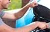homme rechargeant véhicule électrique